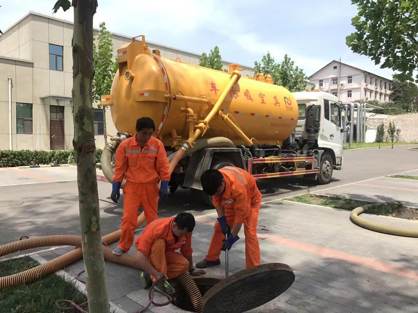 江华管道疏通车停在窨井附近