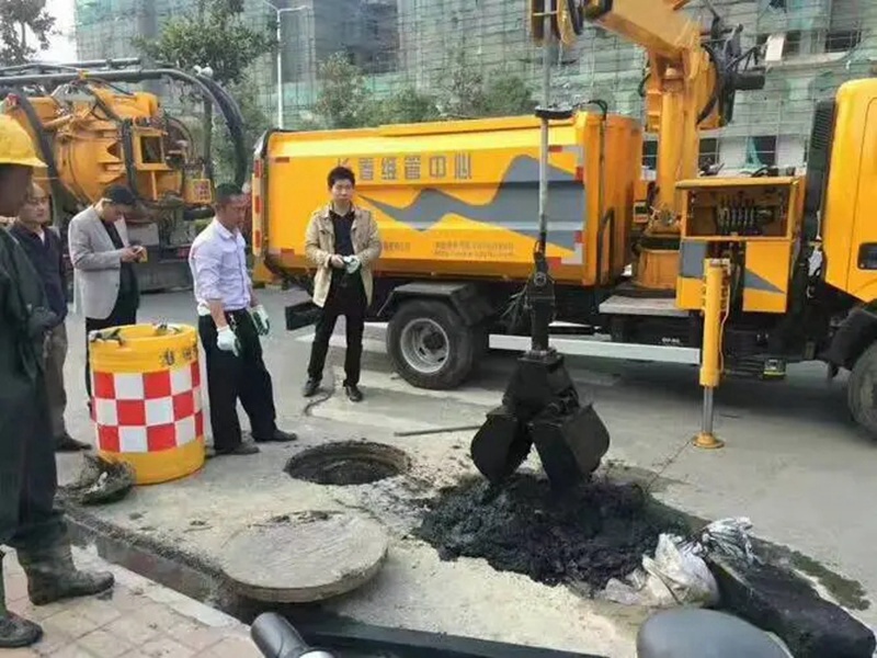 江华街道：网格员化身“清道夫”，为民解忧疏通“堵心”化粪池