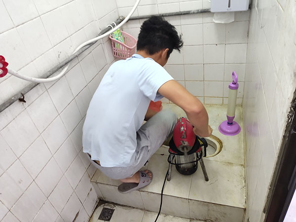 江华肥皂掉到马桶里把马桶堵住了怎么办？马桶堵住了怎么办