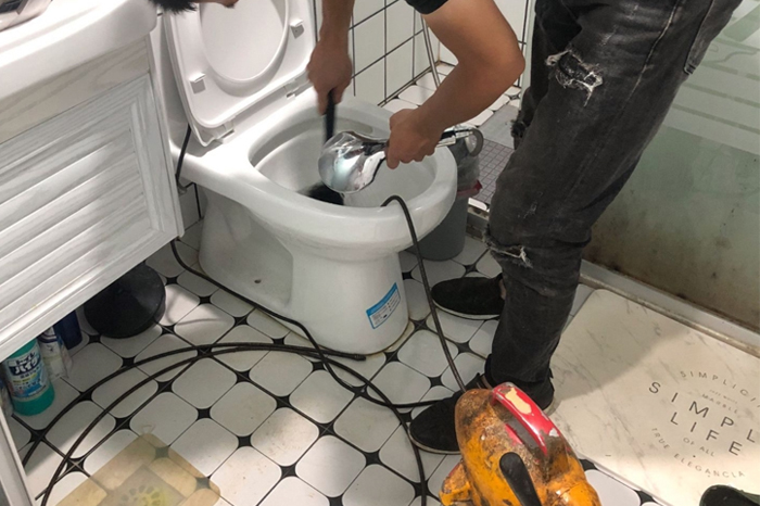 江华马桶堵塞自己疏通还是找师傅？专业上门服务让你省时更省心