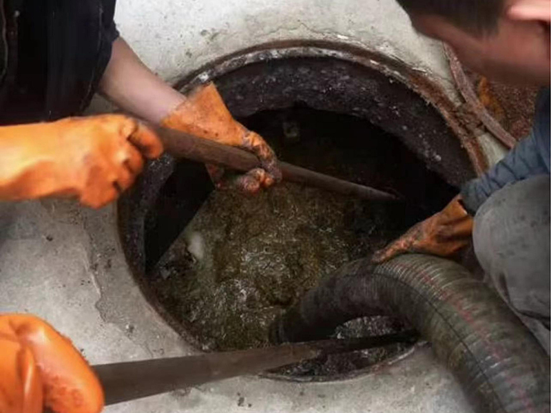 江华清理化粪池时如何避免沼气的危害？